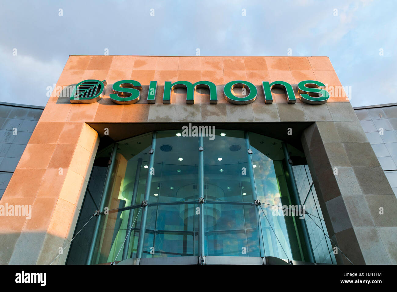 Un logo d'une enseigne à l'extérieur La Maison Simons store à Saint-Bruno-de-Montarville, Québec, Canada, le 21 avril 2019. Banque D'Images