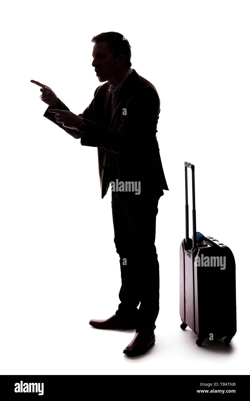 Silhouette d'un homme en colère ou voyageur avec assurance que, dans le cas d'un aéroport sur les retards ou les annulations. L'est en colère à la Banque D'Images