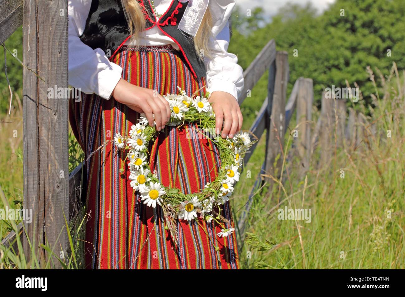 Girl making a wreath Banque D'Images