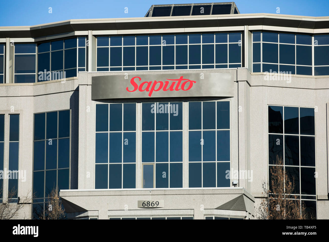 Un logo affiche à l'extérieur du siège de Saputo Inc., à Saint-Léonard, Québec, Canada, le 22 avril 2019. Banque D'Images