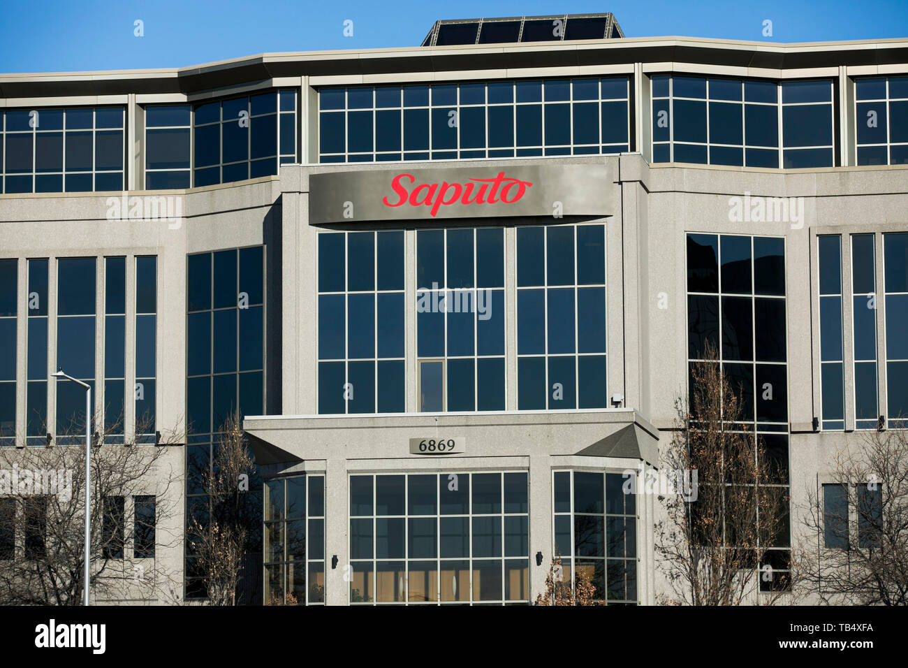 Un logo affiche à l'extérieur du siège de Saputo Inc., à Saint-Léonard, Québec, Canada, le 22 avril 2019. Banque D'Images