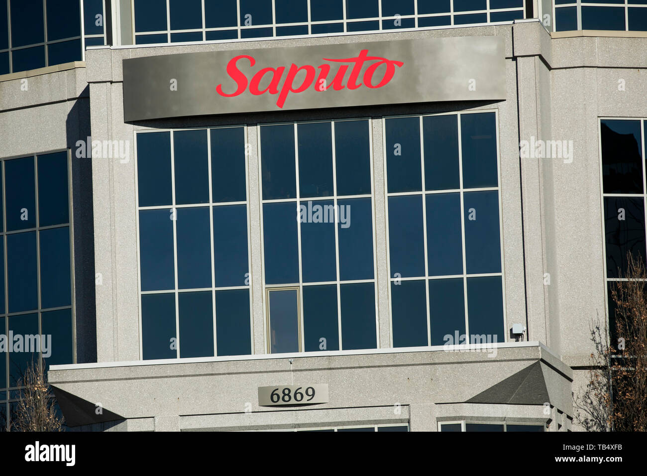 Un logo affiche à l'extérieur du siège de Saputo Inc., à Saint-Léonard, Québec, Canada, le 22 avril 2019. Banque D'Images