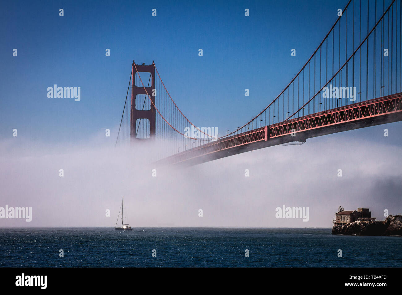 Le Golden Gate Bridge Matin d'été 2019 sur jour brumeux qui passent au travers la baie avant le début du jour Banque D'Images