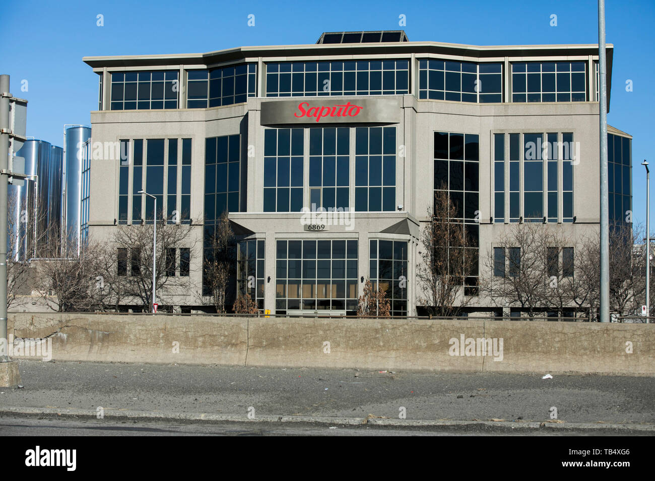 Un logo affiche à l'extérieur du siège de Saputo Inc., à Saint-Léonard, Québec, Canada, le 22 avril 2019. Banque D'Images