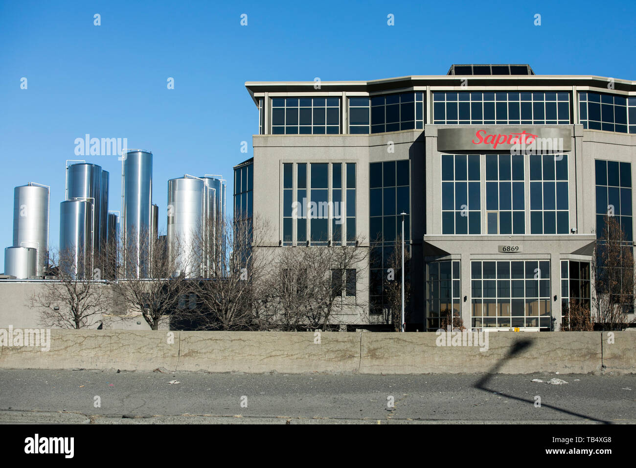 Un logo affiche à l'extérieur du siège de Saputo Inc., à Saint-Léonard, Québec, Canada, le 22 avril 2019. Banque D'Images