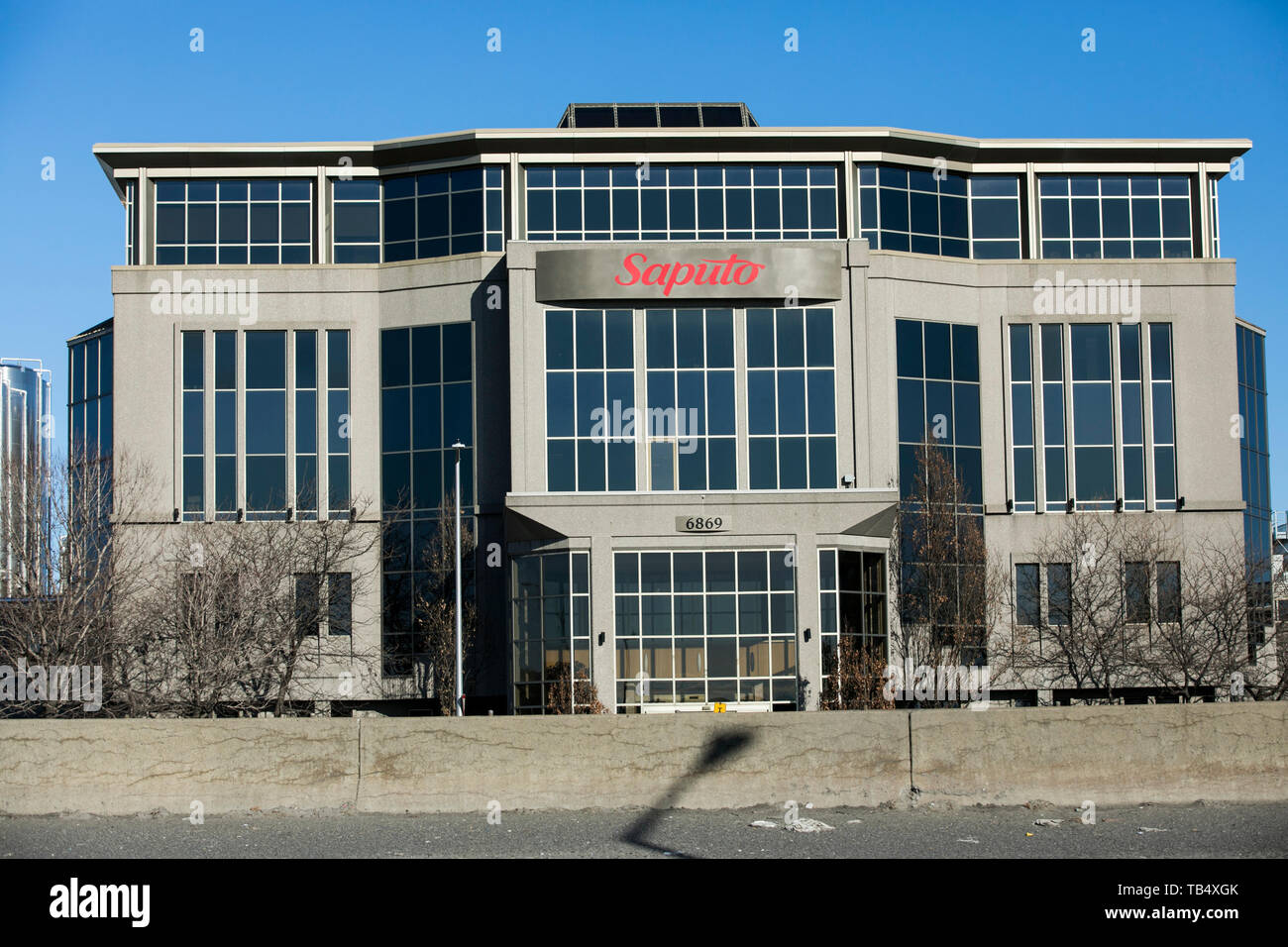 Un logo affiche à l'extérieur du siège de Saputo Inc., à Saint-Léonard, Québec, Canada, le 22 avril 2019. Banque D'Images