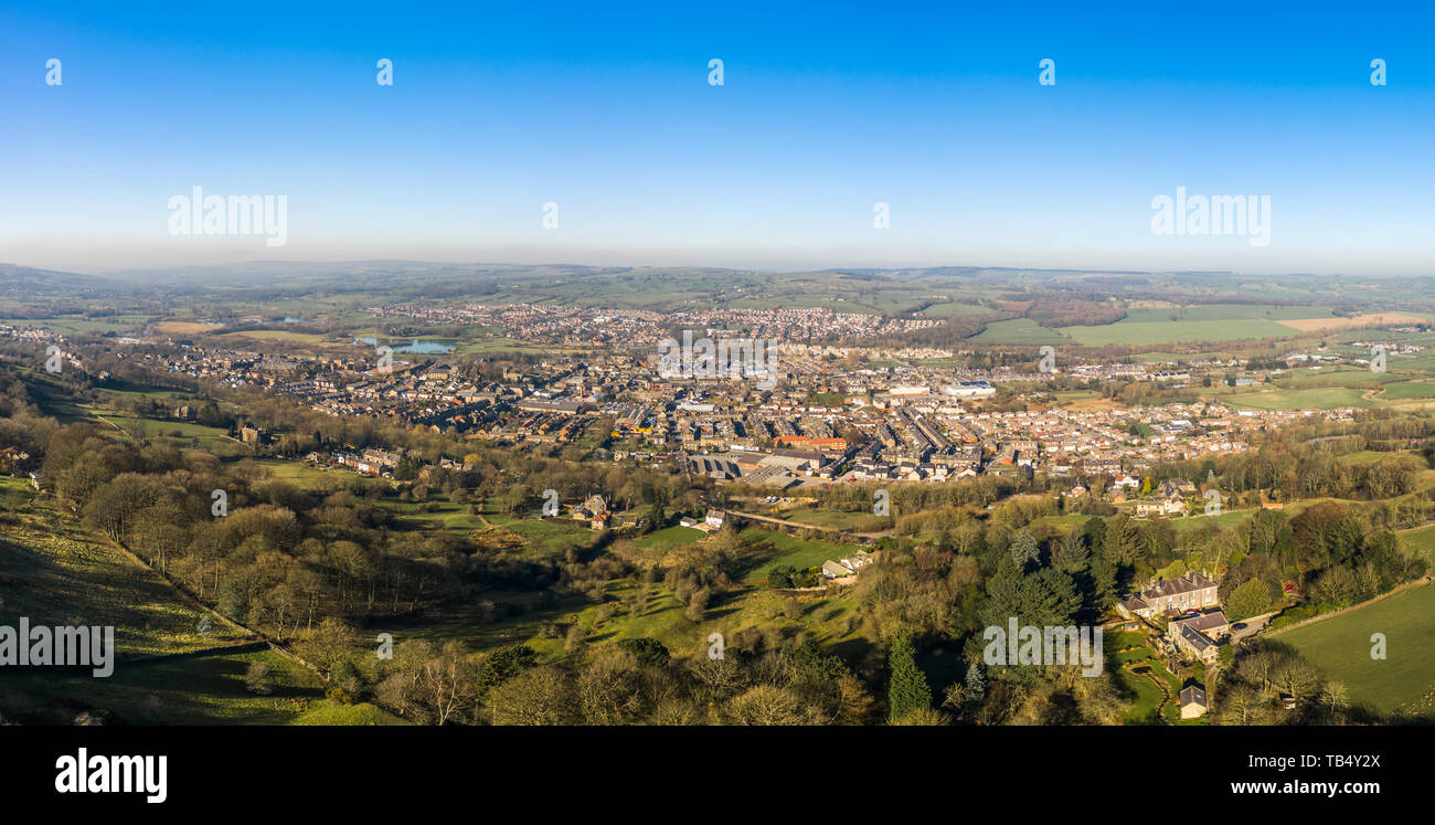 Vue aérienne de la ville britannique entouré par une campagne verdoyante. Otley, West Yorkshire Banque D'Images