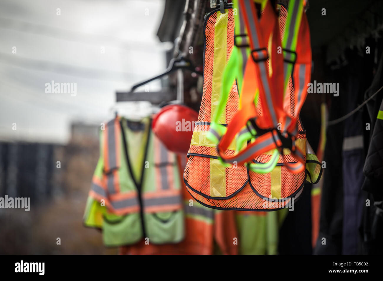 Équipements de protection individuelle en vente sur une boutique : harnais, gilets réflecteurs, yellow jackets, chantier de casques, ainsi que divers autres EPI Banque D'Images