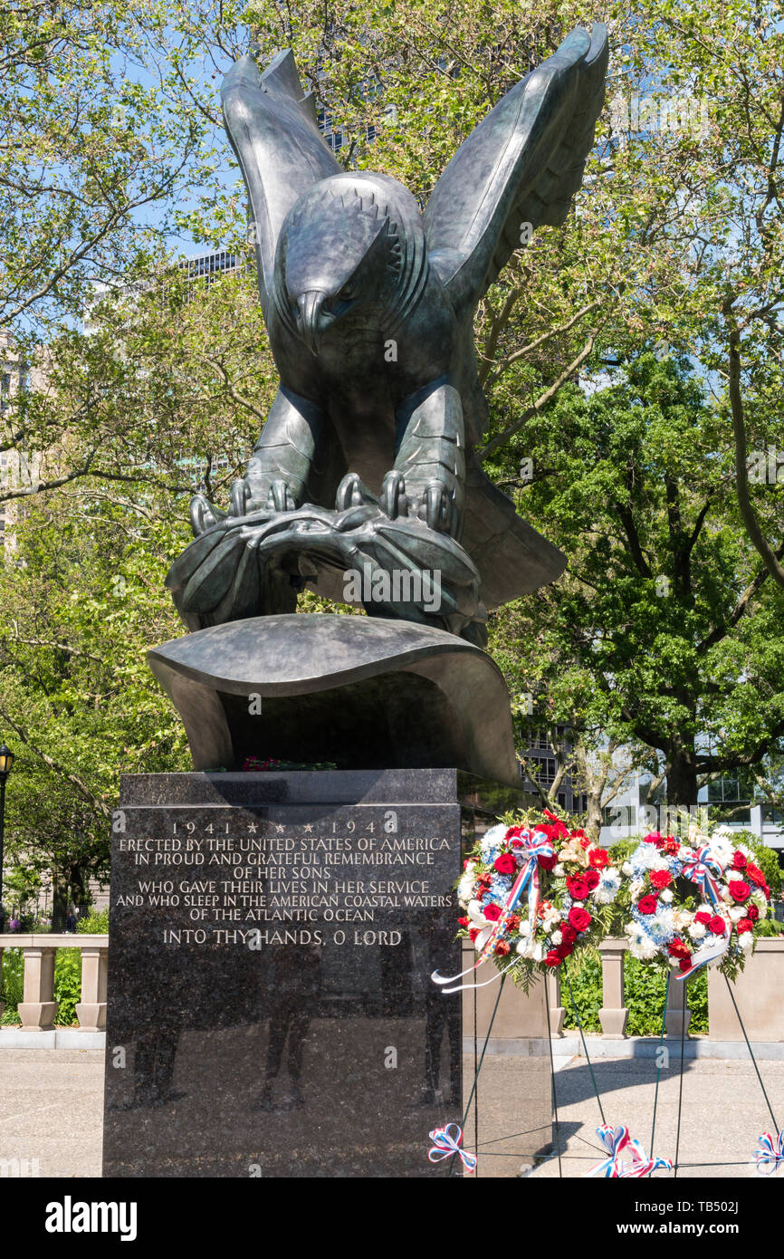 Aigle en bronze et gerbe Statue, East Coast War Memorial, Battery Park, New York City, USA Banque D'Images