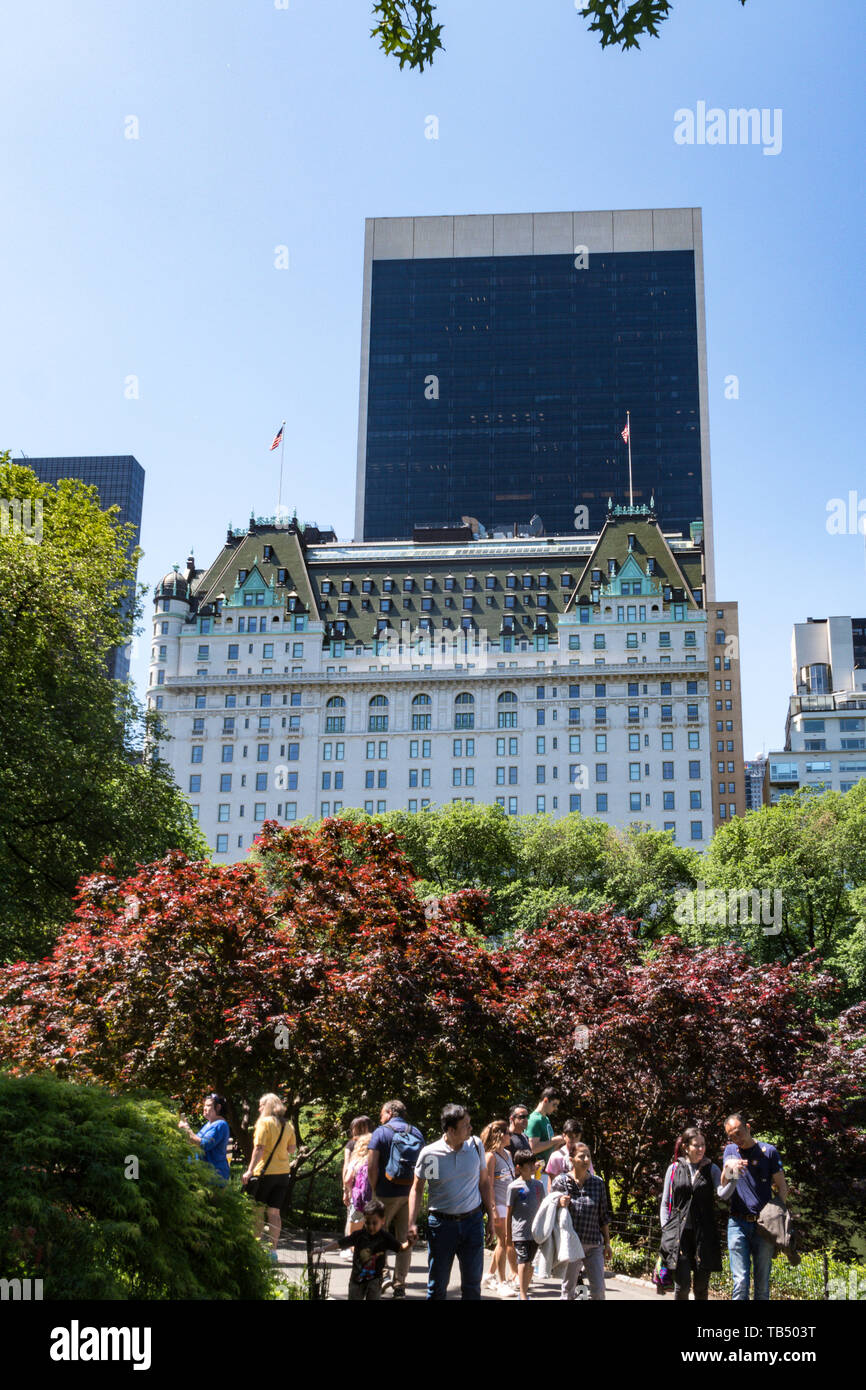 Plaza Hotel à Central Park en premier plan, NYC Banque D'Images