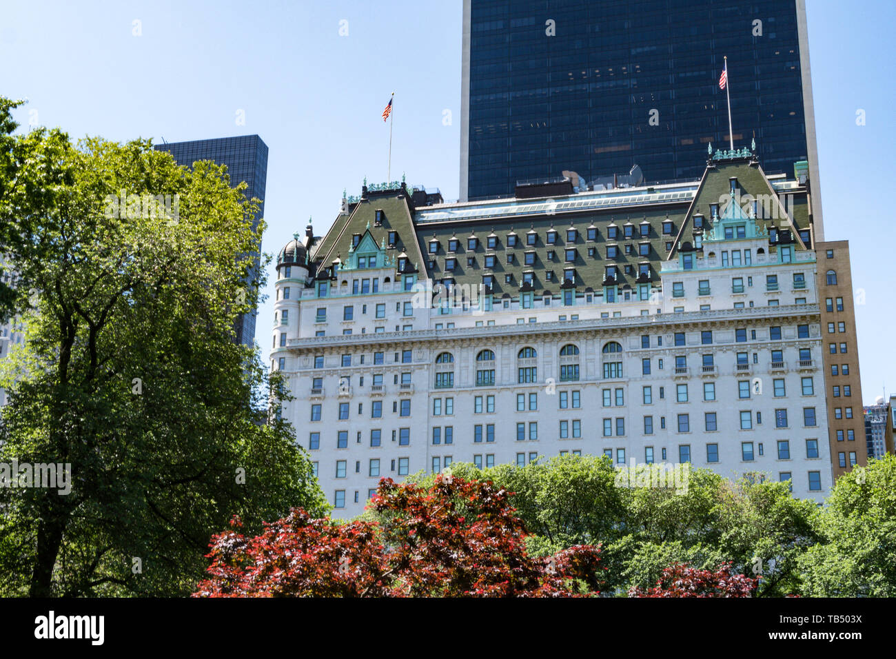 Plaza Hotel à Central Park en premier plan, NYC Banque D'Images