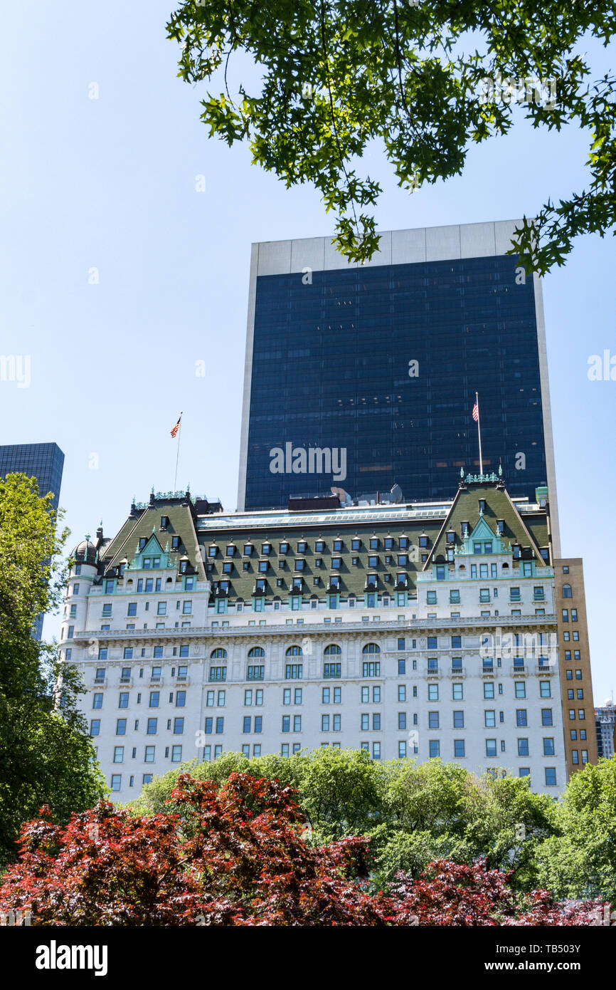 Plaza Hotel à Central Park en premier plan, NYC Banque D'Images