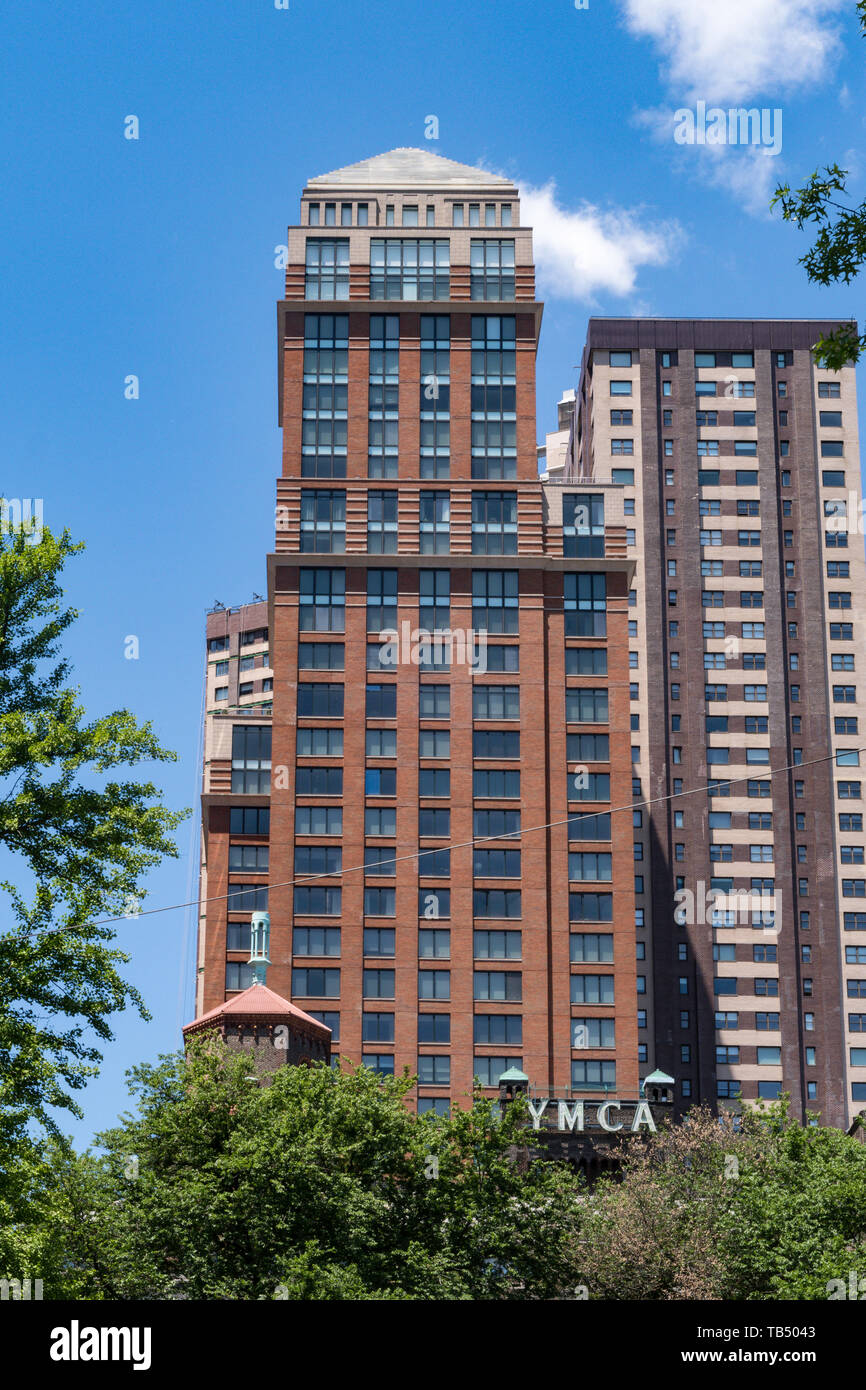 West Side YMCA, 5 W 63rd St, vue de Central Park à New York, NY, USA Banque D'Images