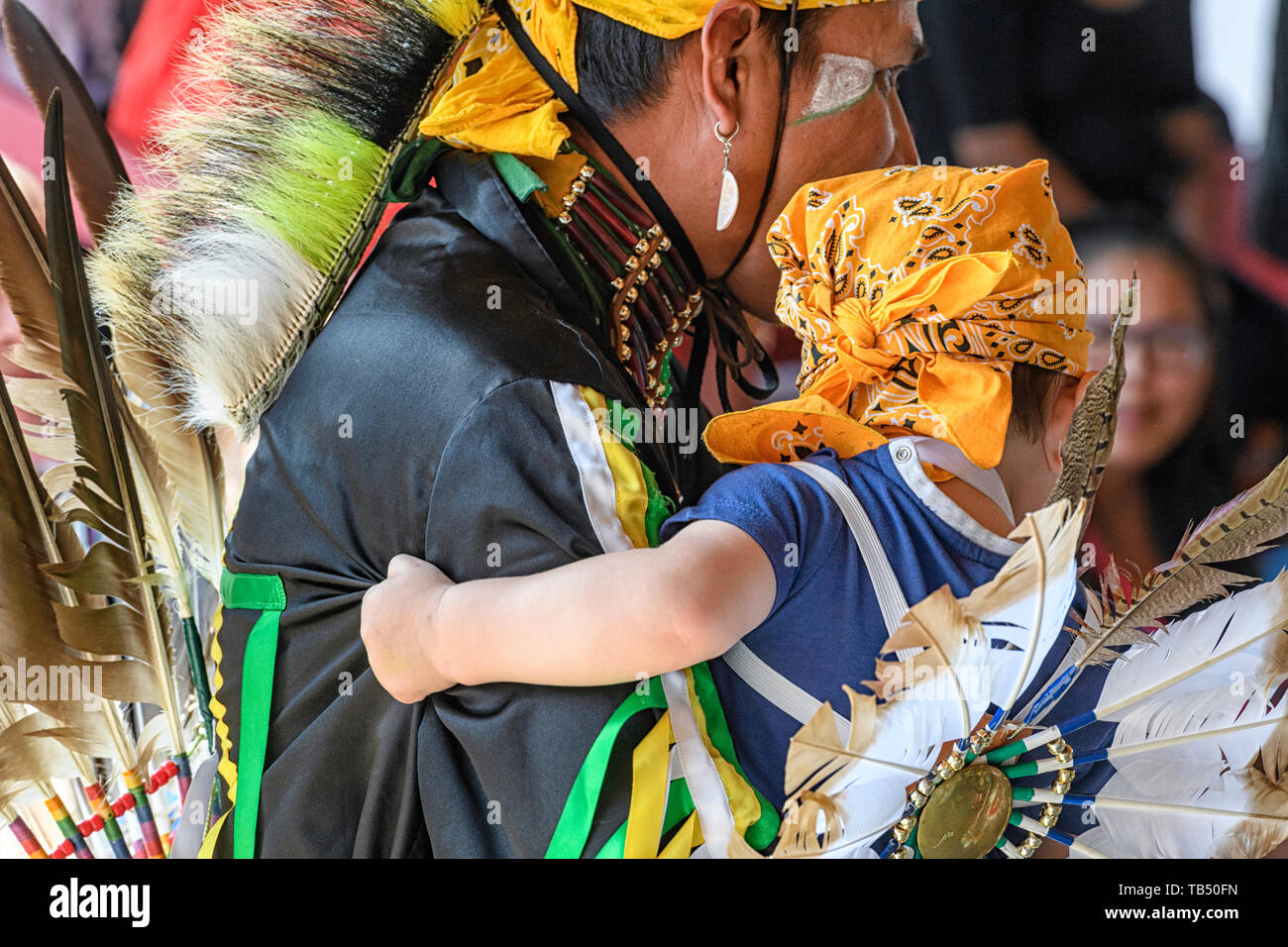 Des danseurs autochtones de père et d'enfant lors de la cérémonie d'entrée au Beaver Dome.Powwow de la nation Tsuut'ina. Banque D'Images