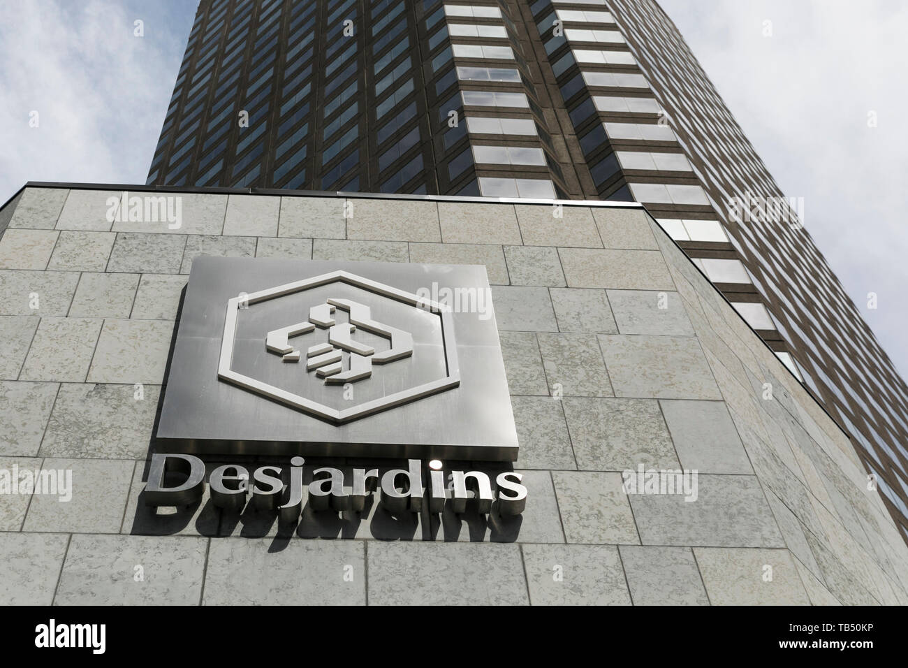 Un logo affiche à l'extérieur d'un établissement occupé par le Groupe Desjardins à Montréal, Québec, Canada, le 21 avril 2019. Banque D'Images