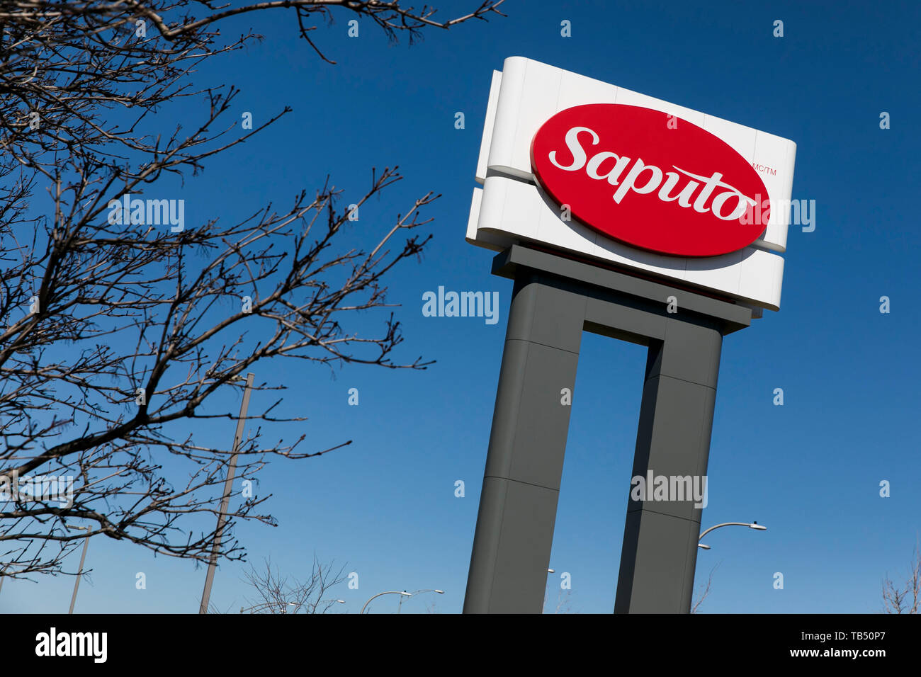 Un logo affiche à l'extérieur d'un établissement occupé par Saputo, Inc., à Saint-Laurent, Québec, Canada, le 21 avril 2019. Banque D'Images