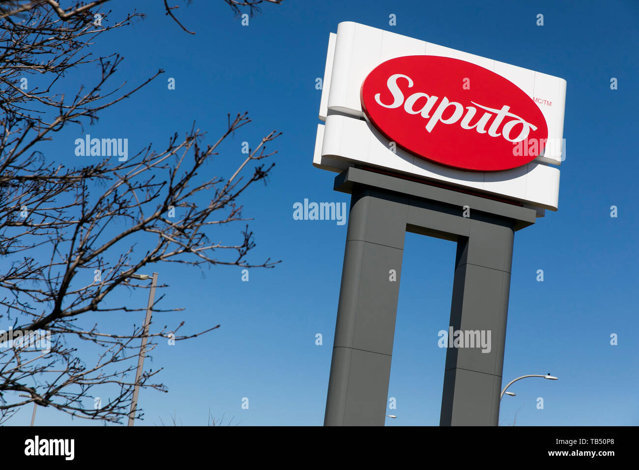 Un logo affiche à l'extérieur d'un établissement occupé par Saputo, Inc., à Saint-Laurent, Québec, Canada, le 21 avril 2019. Banque D'Images