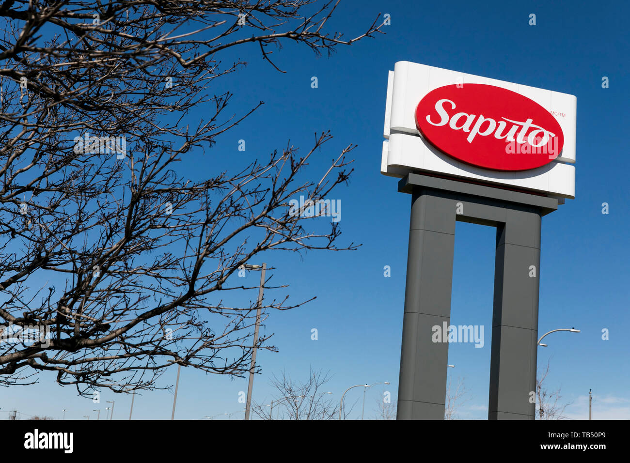 Un logo affiche à l'extérieur d'un établissement occupé par Saputo, Inc., à Saint-Laurent, Québec, Canada, le 21 avril 2019. Banque D'Images