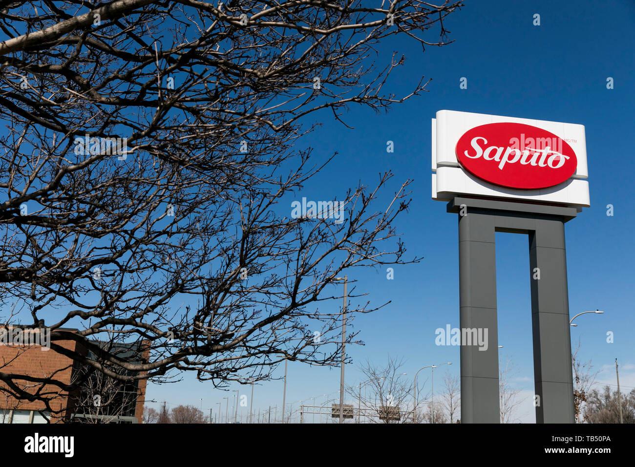 Un logo affiche à l'extérieur d'un établissement occupé par Saputo, Inc., à Saint-Laurent, Québec, Canada, le 21 avril 2019. Banque D'Images