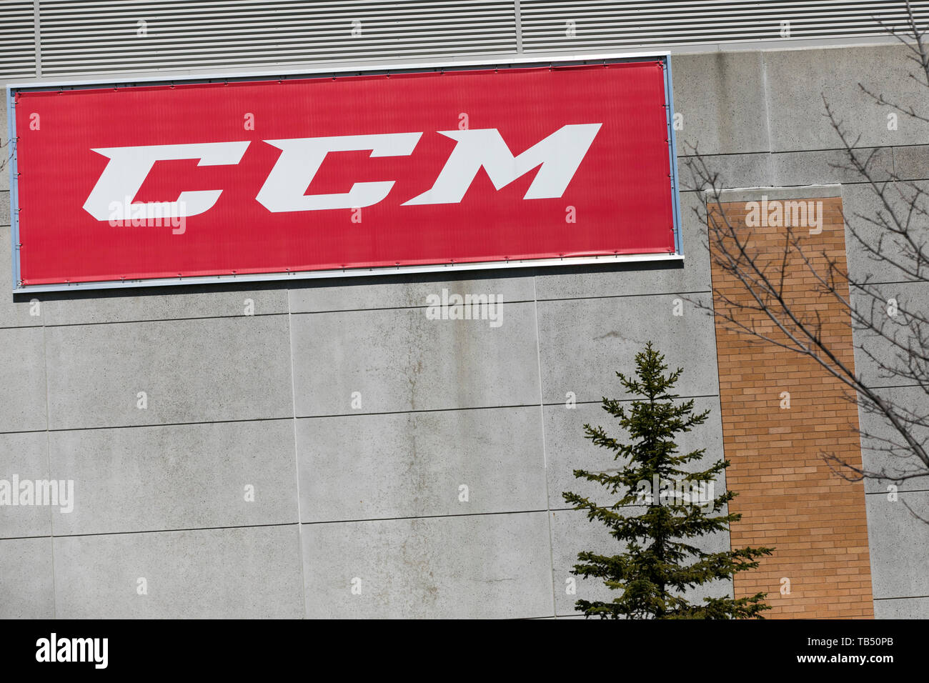 Un logo affiche à l'extérieur d'un établissement occupé par Sport Maska Inc. (CCM Hockey) à Saint-Laurent, Québec, Canada, le 21 avril 2019. Banque D'Images