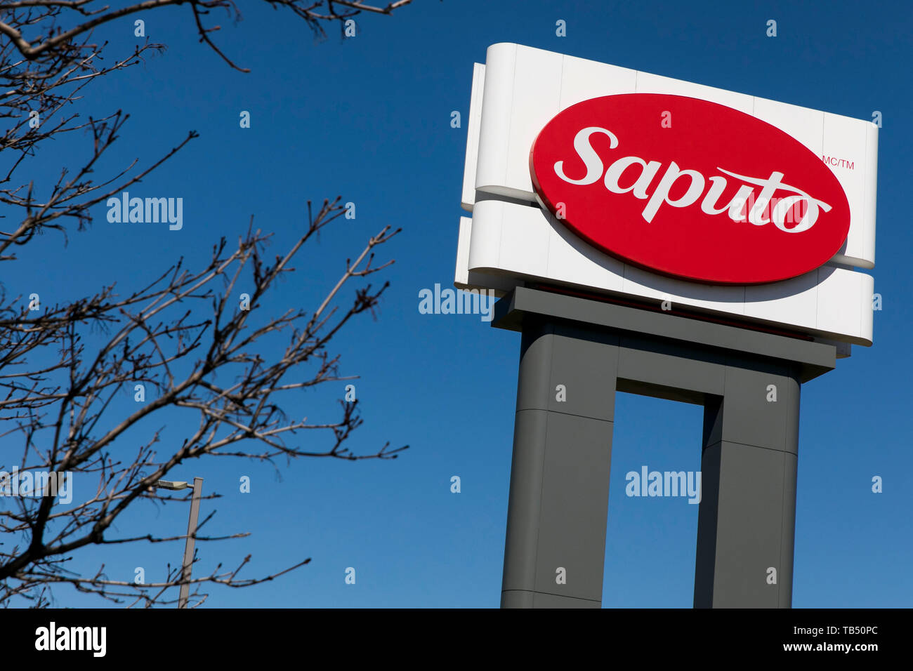 Un logo affiche à l'extérieur d'un établissement occupé par Saputo, Inc., à Saint-Laurent, Québec, Canada, le 21 avril 2019. Banque D'Images