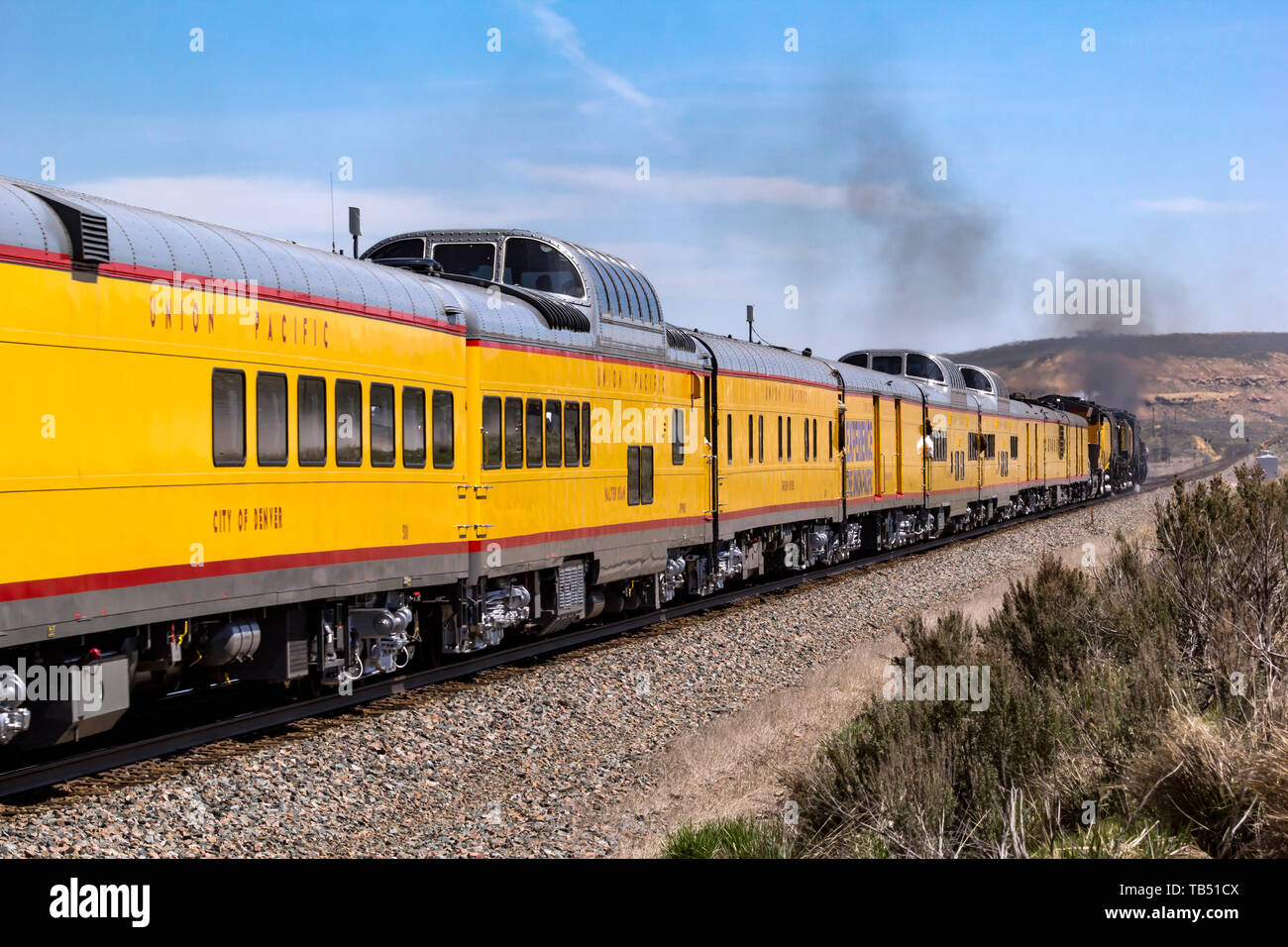 Les voitures historiques de l'Union Pacific Trail derrière la puissance de vapeur de 844 et de 4014 jusqu'à l'approche d'Evanston, Wyoming. Banque D'Images