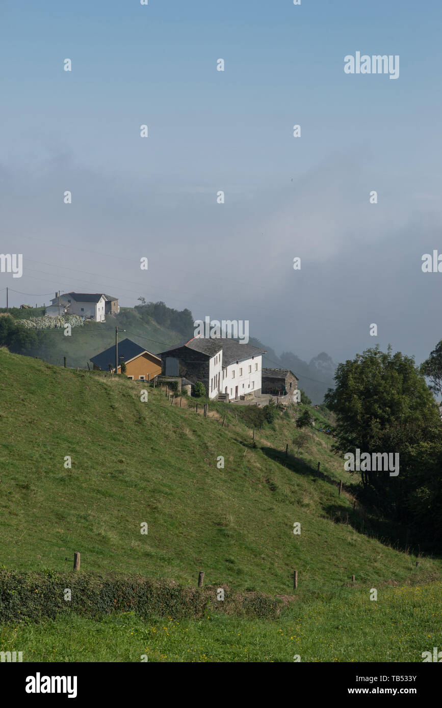 Farmen Getrennte in einer Gebirgslandschaft dans Near Asturias, Espagne. / Les fermes isolées dans un paysage montagneux dans les Asturies, en Espagne. Banque D'Images