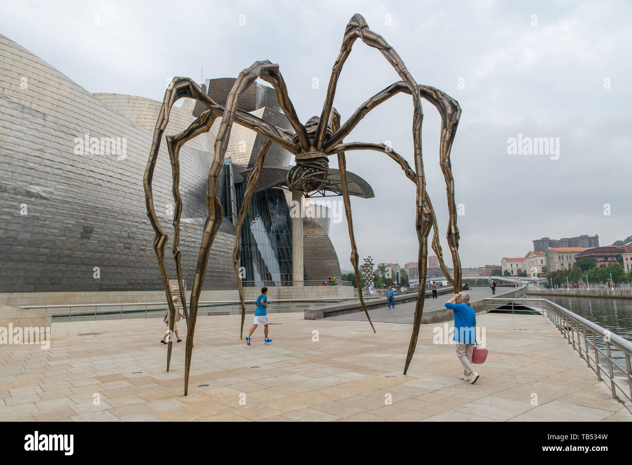 "Mère" par Louise Bourgeois à l'extérieur Musée Guggenheim de Bilbao, Pays Basque, Espagne se distingue par le Nervión. Banque D'Images