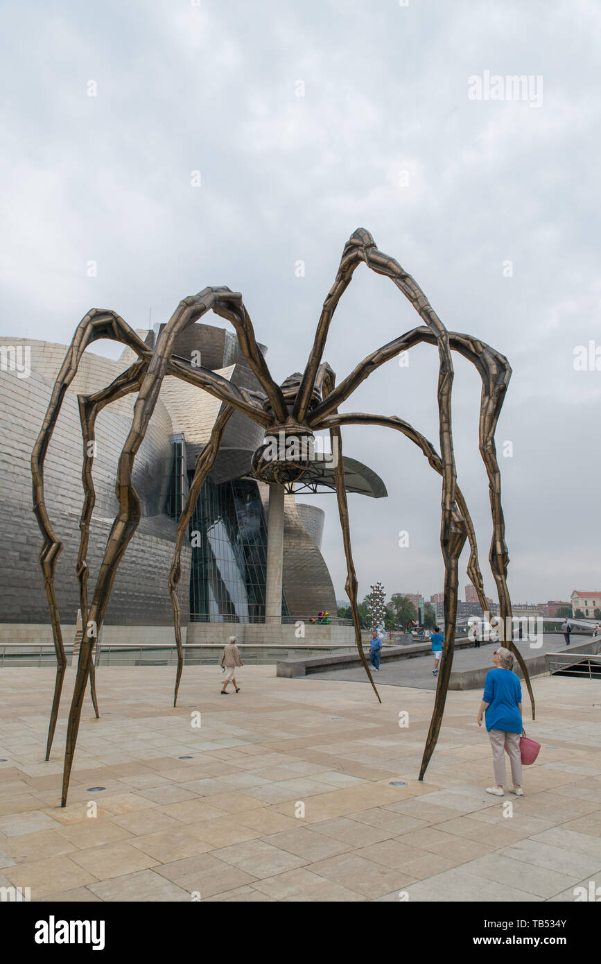 "Mère" par Louise Bourgeois à l'extérieur Musée Guggenheim de Bilbao, Pays Basque, Espagne se distingue par le Nervión. Banque D'Images