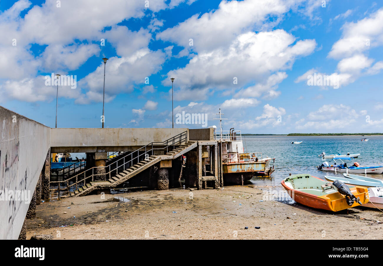 L'île de Lamu, à la jetée à marée basse Banque D'Images