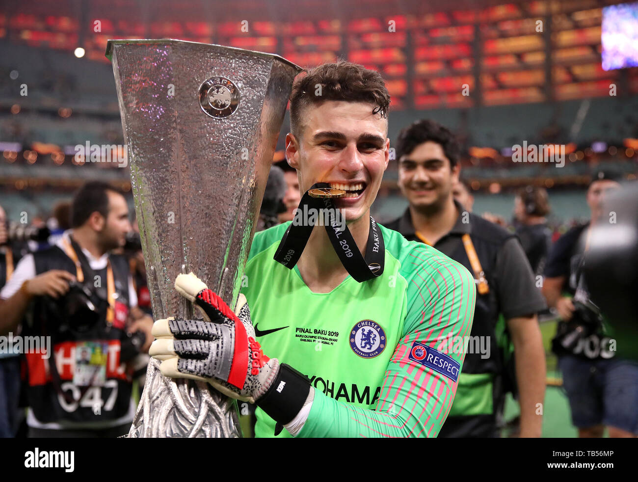 Le gardien de Chelsea Kepa Arrizabalaga célèbre avec le trophée après la finale de l'UEFA Europa League au Stade Olympique, Baku, Azerbaïdjan. Banque D'Images