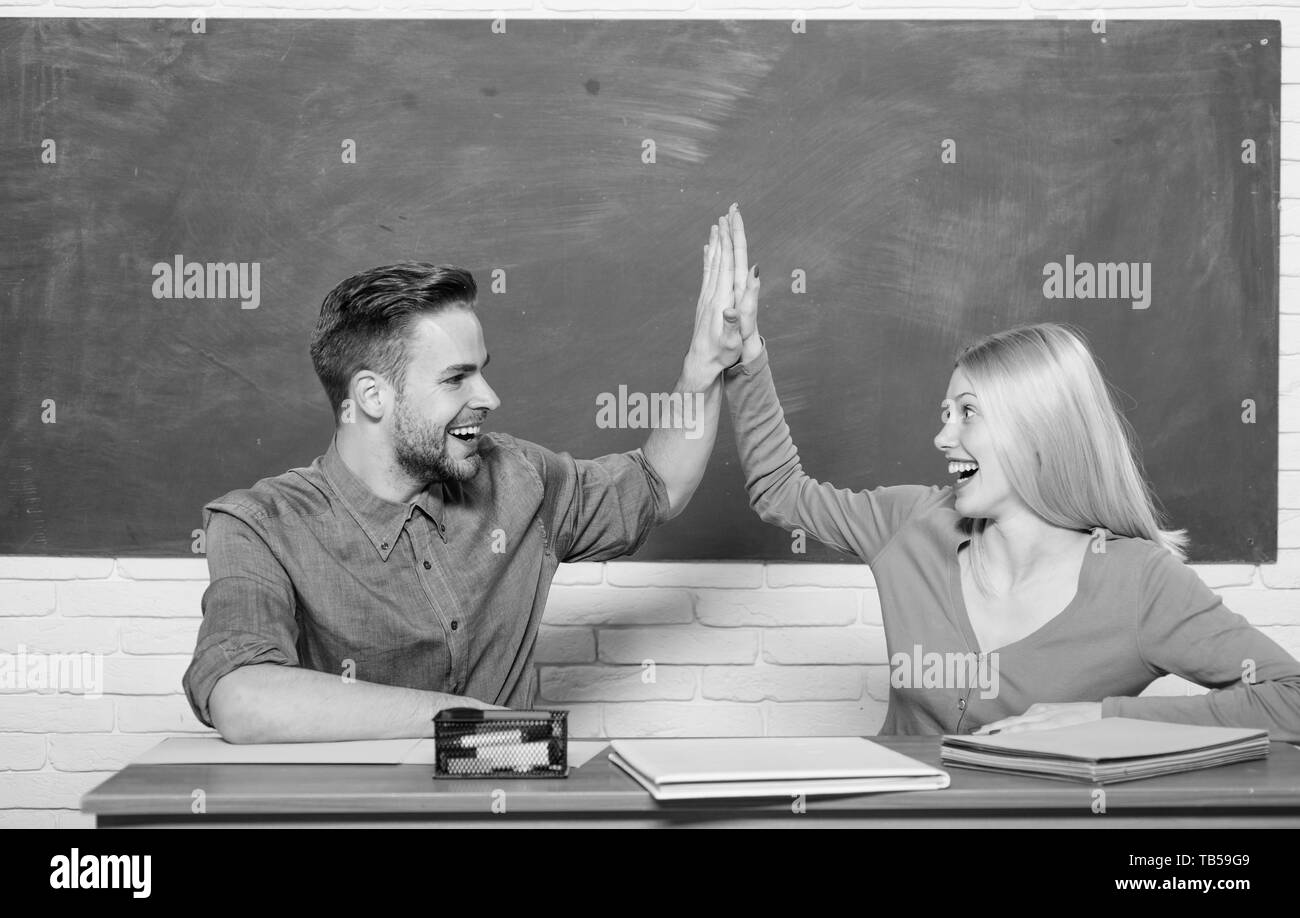 Profiter de la vie universitaire. Étudier au collège ou à l'université. Faire une demande de programme libre. Deux amis étudiants qui étudient à l'université. Garçon et une fille s'asseoir à 24 en classe. Bonne réponse sur leur esprit. Banque D'Images