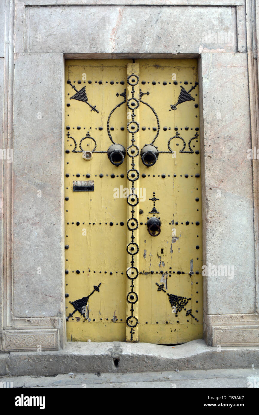 La porte cloutée traditionnel d'une maison du 17ème siècle dans une ruelle de la médina (vieille ville) de Tunis, Tunisie. Banque D'Images