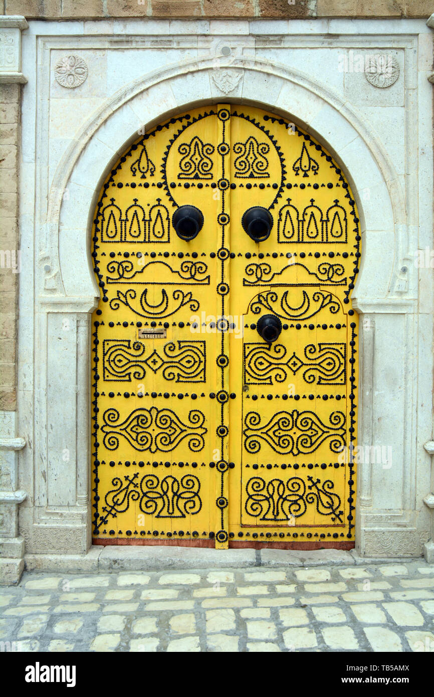 La Porte jaune traditionnel d'une maison du 17ème siècle décoré de motifs  islamiques dans une ruelle de la médina (vieille ville) de Tunis, Tunisie  Photo Stock - Alamy