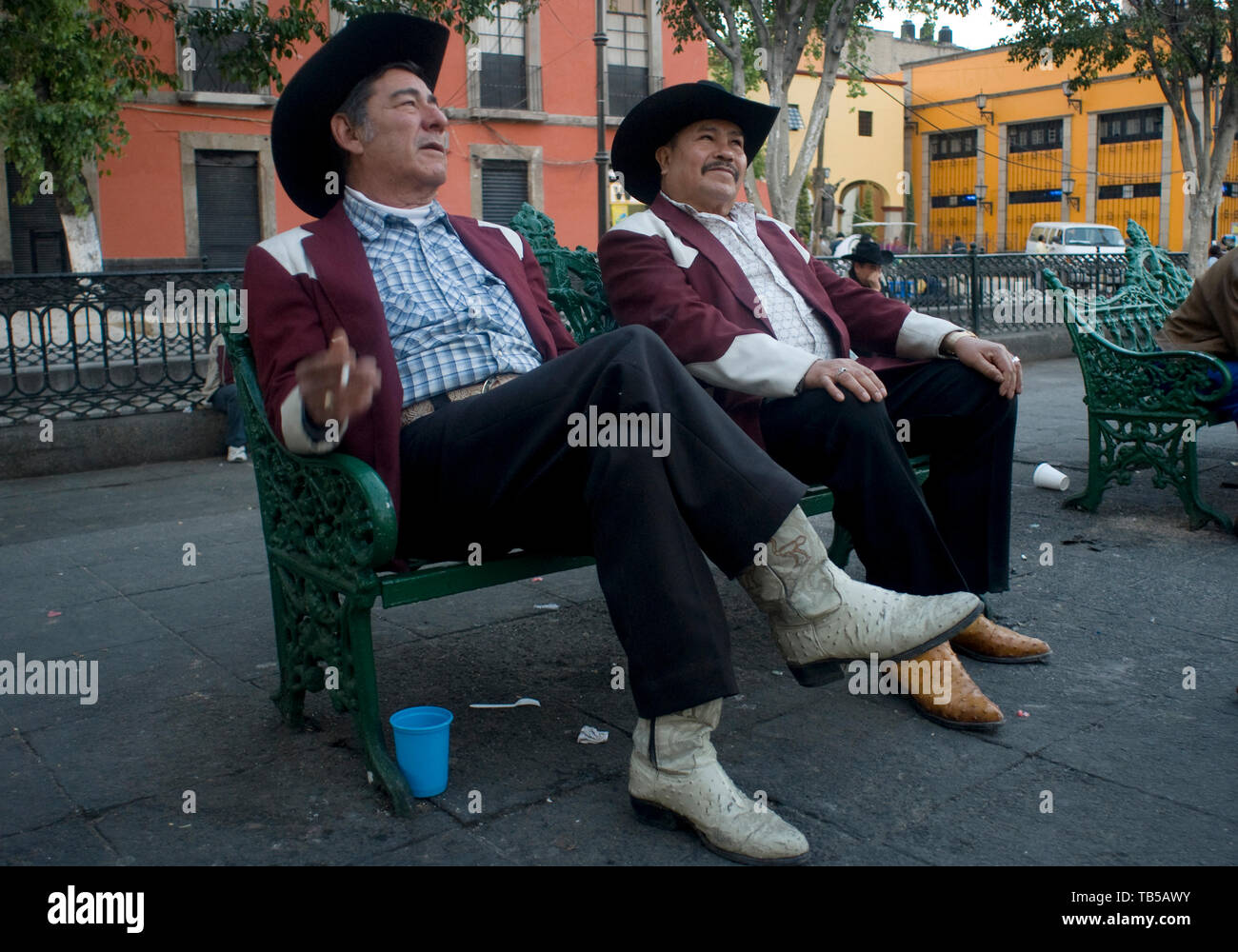 Ramon Cuevas et son NorteÒo la bande 'los diferentes' attendre nuit pour arriver sur la Plaza Garibaldi où Mariachis se rassemblent pour être embauché dans la ville de Mexico, Ven Banque D'Images