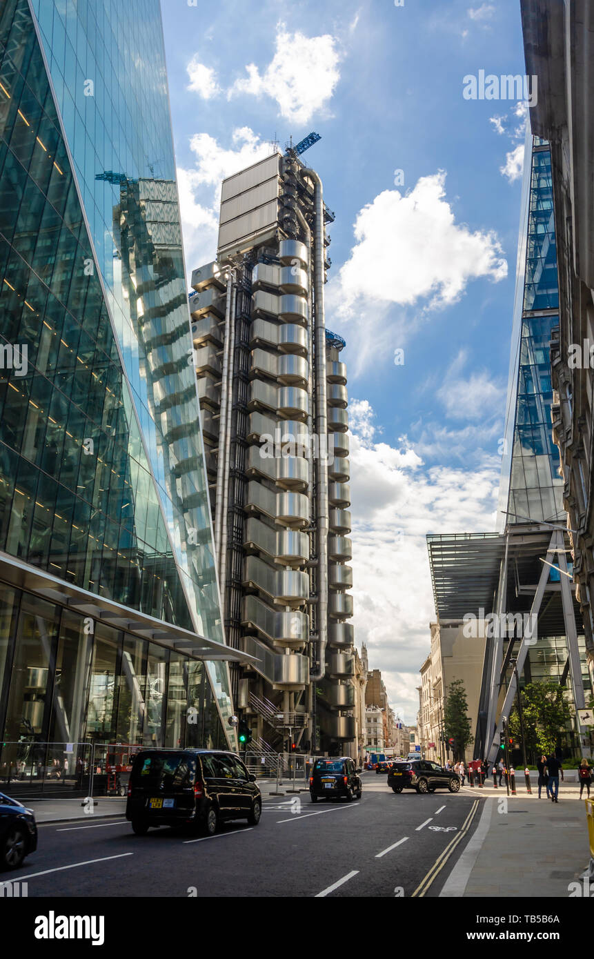 Une vue vers le bas Leadenhall Street dans le quartier financier de la ville de London, UK Banque D'Images