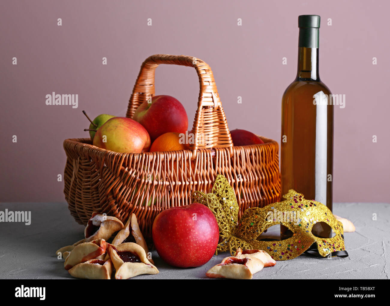 Panier-cadeau pour maison de Pourim sur table Photo Stock - Alamy