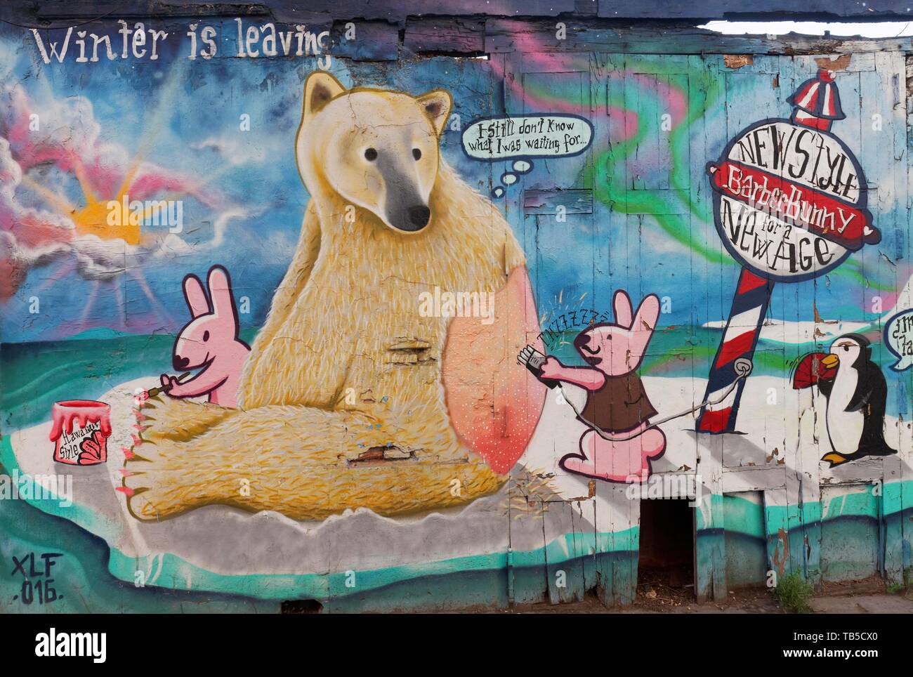L'ours se trouve dans le soleil, la fourrure est rasés, fresque sur le changement climatique, l'art de la rue, vieille ville El Carme, Valencia, Espagne Banque D'Images