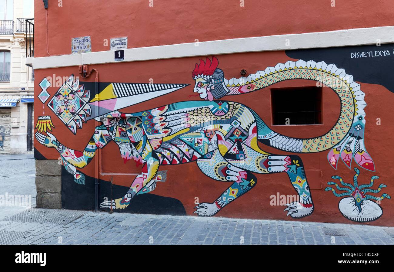 Animal fabuleux composé d'ornements colorés, peinture murale par l'artiste street art Valencien Disneylexya, Vieille Ville El Carme, Valencia, Espagne Banque D'Images