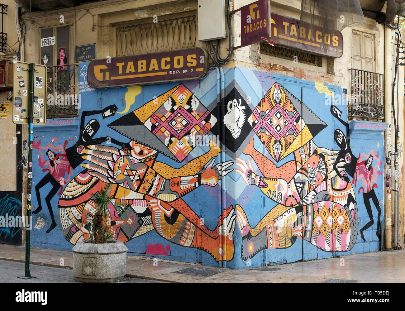 Chiffres composé d'ornements colorés tenir un coeur ensemble, la peinture murale par l'artiste street art Valencien Disneylexya, Vieille Ville El Carme Banque D'Images