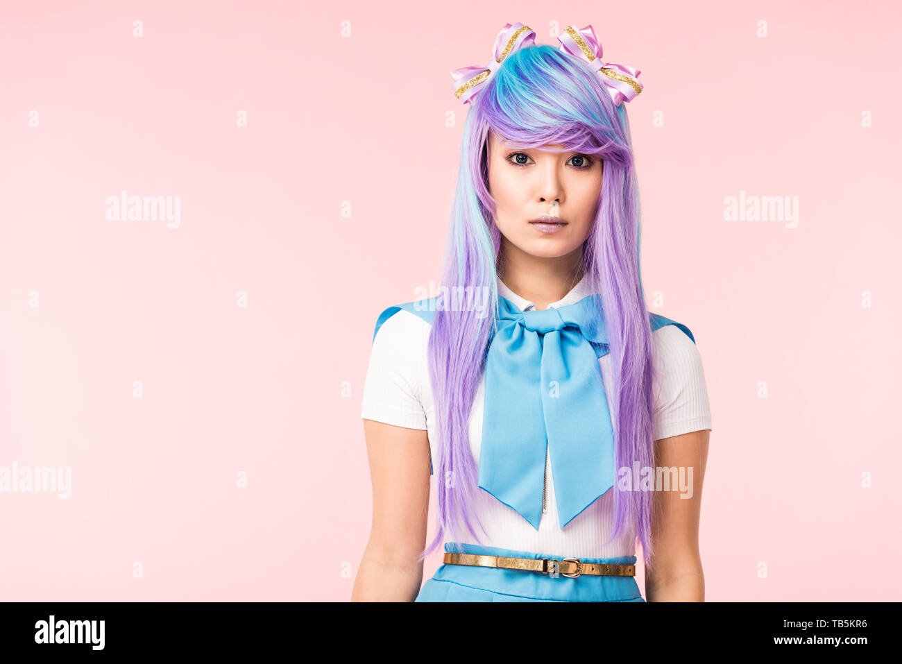 Jolie perruque asiatique anime girl in looking at camera isolé sur pink  Photo Stock - Alamy