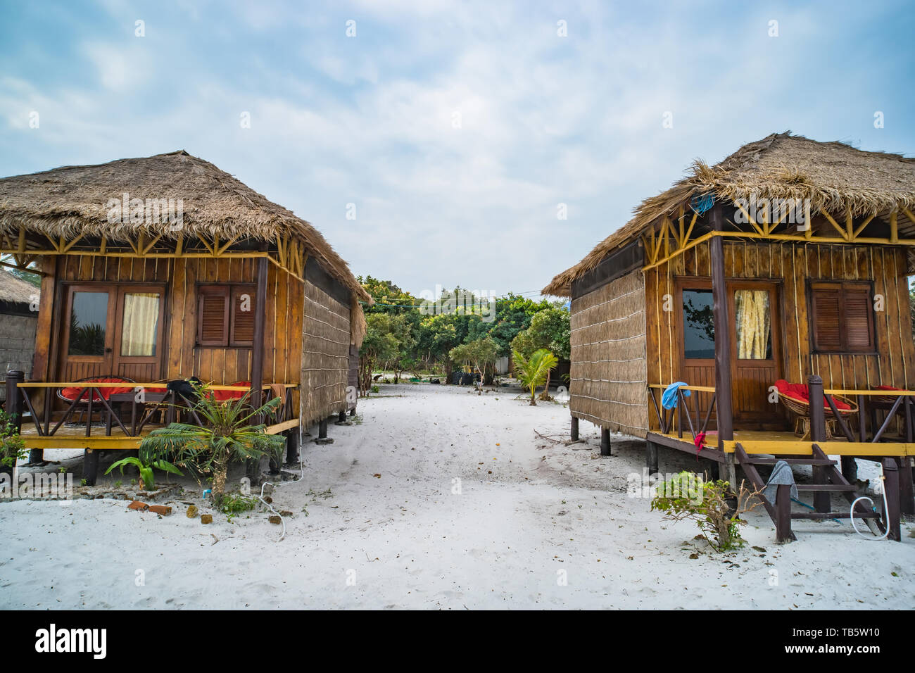 Bungalow bambou indigènes sur Haad than Sadet Beach sur Koh Phangan island, Banque D'Images