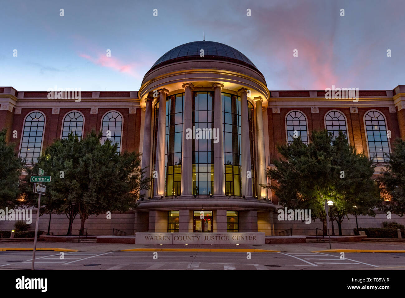 Bowling Green, Kentucky, USA - 22 juin 2017 : Vue de l'entrée avant de l'Warren Comté Justice Centre au coucher du soleil. Banque D'Images