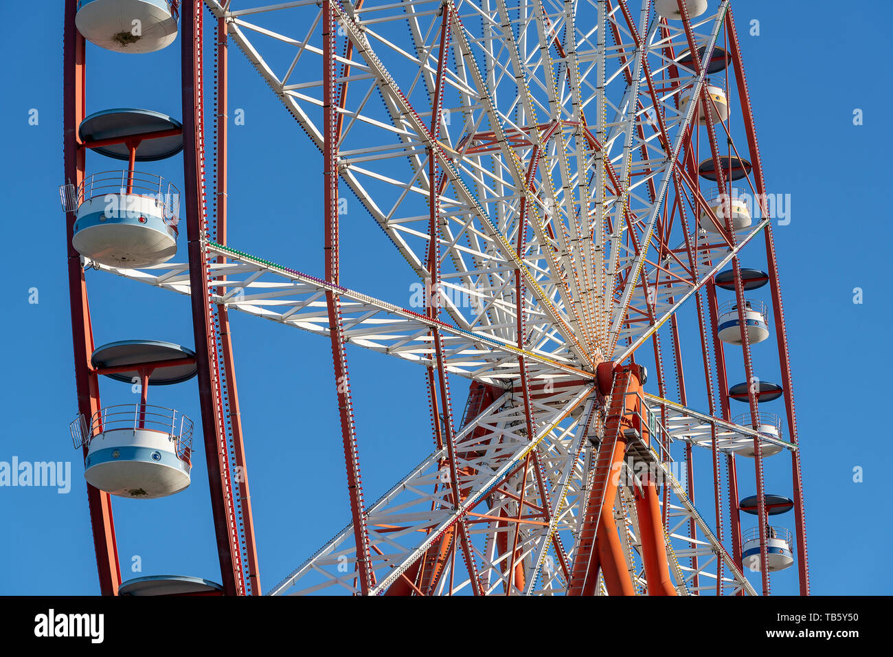 Détail d'une roue de Ferris sur fond de ciel bleu Banque D'Images