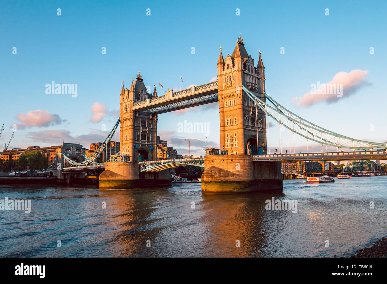 Tower Bridge à Londres illuminée par le soleil couchant Banque D'Images