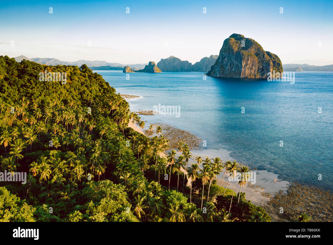 Vue aérienne Las Cabanas beach à El Nido, Palawan, Philippines Banque D'Images