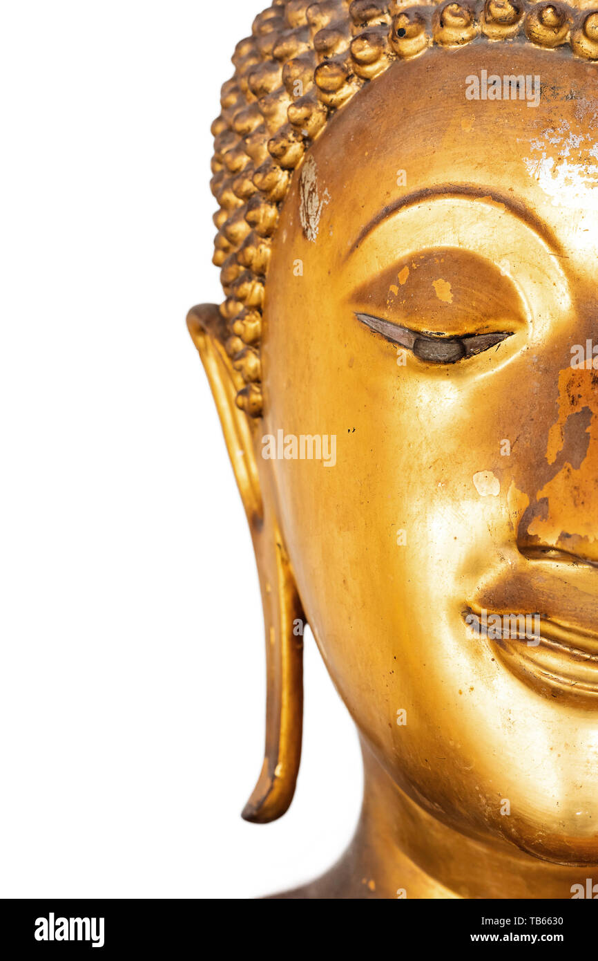 Tête de Bouddha en or isolé sur fond blanc . Banque D'Images