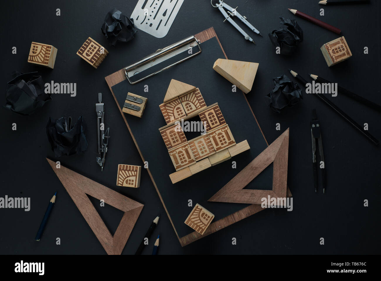 Construction d'une maison, la planification, et concept réparation. Cale en bois home sur un presse-papiers avec le matériel de génie, boussoles, des règles et des crayons. Travailler Banque D'Images