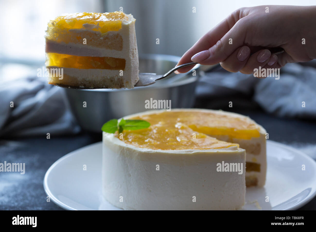 Gâteau mousse de fruits de mangue, décoré de fruits frais en gelée. Fromage fouettée avec des biscuits Banque D'Images