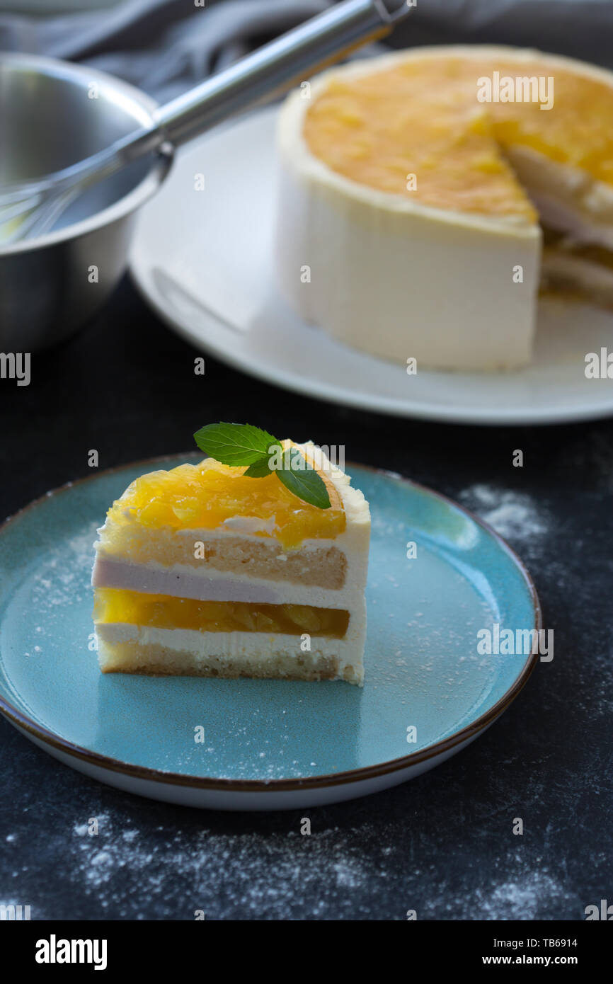 Gâteau mousse de fruits de mangue, décoré de fruits frais en gelée. Fromage fouettée avec des biscuits Banque D'Images